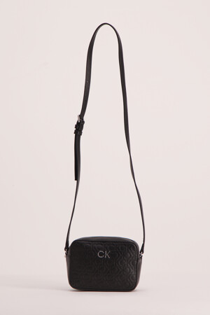 Femmes - Calvin Klein - Sac &agrave; bandouli&egrave;re - noir - Sacs à main & portefeuilles - ZWART